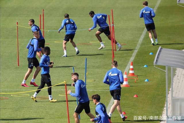 杨晨谈青训人才流失：目前基层教练培训不完善